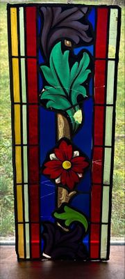 un vitrail représentant une fleur et des feuilles