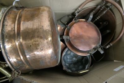 de nombreuses casseroles et poêles rangées dans un carton