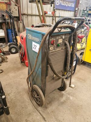 une photo d'une soudeuse dans un garage, à côté d'autres équipements
