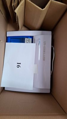 une boîte contenant une autre boîte dans laquelle se trouve un ordinateur