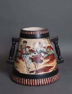 un vase avec un tableau posé sur une table