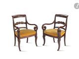 paire de chaises anciennes avec des coussins rembourrés jaunes