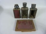 trois petits flacons de parfum posés sur une surface blanche