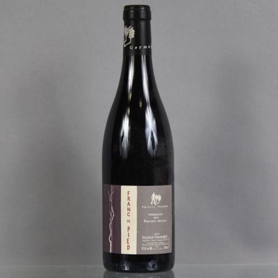 une bouteille de vin posée sur une table