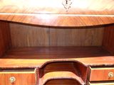 un bureau en bois muni de tiroirs et sur lequel est posé un miroir