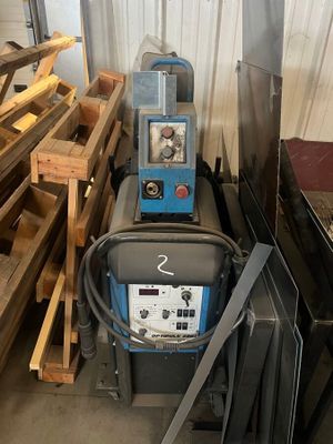 une machine posée à côté d'un tas de bois