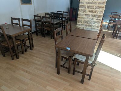 5 TABLES de quatre couverts, 6 tables de deux couverts, 2 ta…