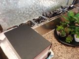 un livre posé sur une assiette à côté d'un bol rempli de plantes