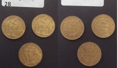 quatre types différents de pièces d'or sont représentés sur un fond noir
