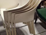 un grand nombre de chaises posées sur le sol