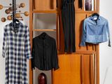 une photo d'un portant à vêtements dans un salon