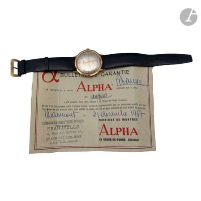 une montre posée sur une feuille de papier
