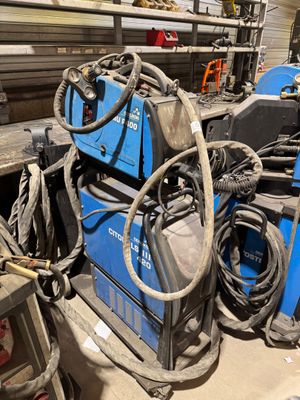 une machine bleue qui se trouve dans une pièce