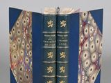 deux livres ouverts sur une table
