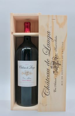 caisse à vin en bois contenant une bouteille de vin rouge