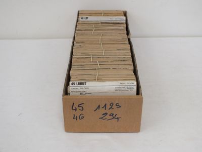 une boîte en carton contenant beaucoup de livres