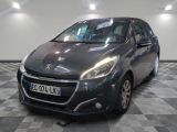 la voiture grise est garée dans le garage sur le sol en damier