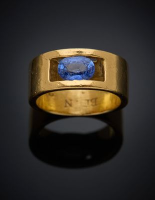 une bague en or sertie d'un saphir bleu au centre