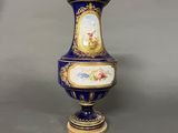 un vase bleu et or orné d'une image représentant une femme