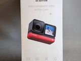 Quelqu'un prend une photo d'un appareil photo rouge dans une boîte