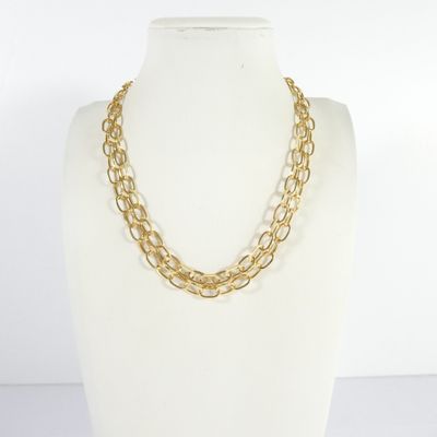 le collier à chaîne en or est sur un mannequin, un mannequin, un mannequin, un mannequin, un mannequin, un mannequin, un mannequin, un mannequin, un mannequin, un mannequin, un mannequin, un mannequin, un mannequin, un mannequin, un mannequin, un mannequin, un mannequin, un mannequin, un mannequin, un mannequin, un mannequin, un mannequin, un mannequin, un mannequin, un mannequin, un mannequin, un mannequin, un mannequin, un mannequin, un mannequin, un mannequin, un mannequin, un mannequin