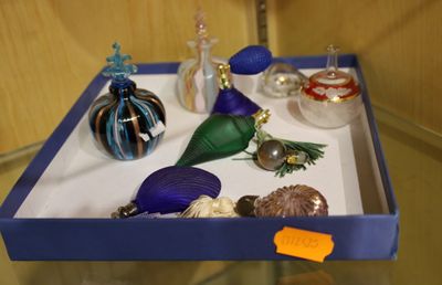 un plateau en verre sur lequel sont disposés divers objets décoratifs en verre