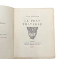 un livre ouvert avec l'image d'un chat dessus