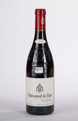 une bouteille de vin posée sur une table
