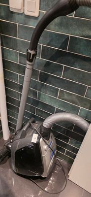 une photo d'une salle de bains avec un aspirateur et un lavabo