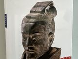 la couverture d'un livre sur laquelle trône la statue d'une tête d'homme