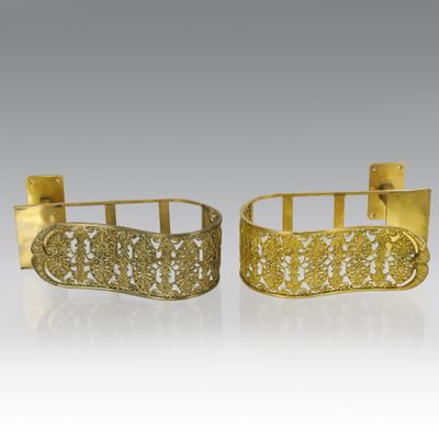 une paire de bracelets manchette en or au motif en filigrane