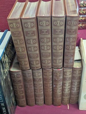plusieurs livres sont empilés sur une table