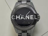une montre noire sur laquelle est inscrit le mot « Chanel »
