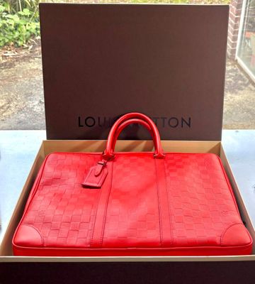 LOUIS VUITTON - Porte-document en cuir rouge orange à motif …