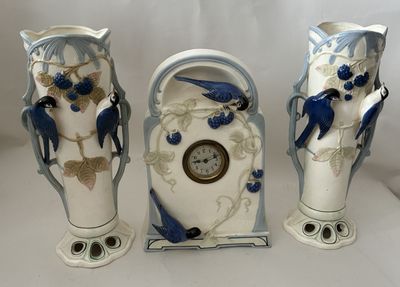 GARNITURE DE CHEMINEE en faïence à décor polychromes de vola…