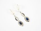une paire de boucles d'oreilles en saphir et diamant sur fond blanc