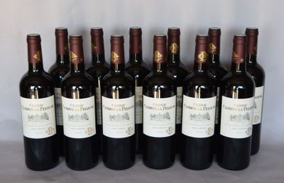 six bouteilles de vin sont alignées sur une table