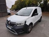 la camionnette blanche est garée sur le côté de la route