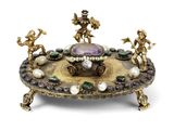 une image représentant une assiette en or ornée de chers et de perles