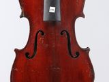 gros plan d'un violon avec un archet sur fond blanc
