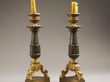 paire de bougeoirs anciens en laiton sur socles