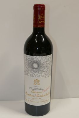 une bouteille de vin posée sur une table