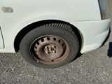 une voiture blanche qui a un pneu crevé