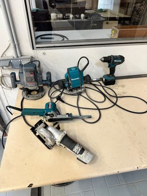 de nombreux outils posés sur une table