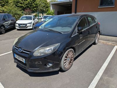 une voiture noire garée dans un parking
