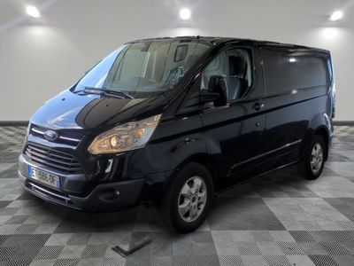 la photo d'une camionnette noire garée dans un garage