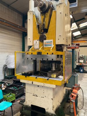 une image d'une machine dans une usine