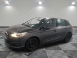 la voiture grise est garée dans le garage sur un sol en damier