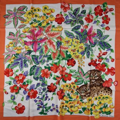 un gros plan sur un foulard carré orné de fleurs et de papillons
