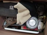 une boîte en carton contenant plein de choses